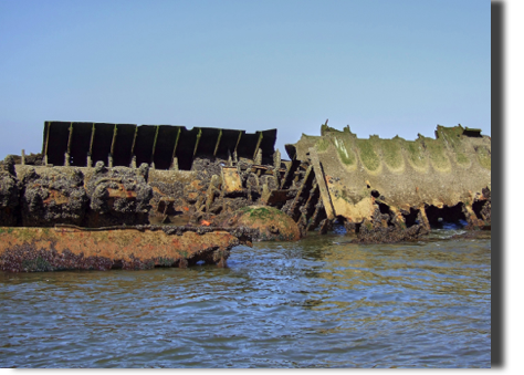 Maschinenraum mit Resten der Aufbauten Maschinenraum mit Resten der Aufbauten